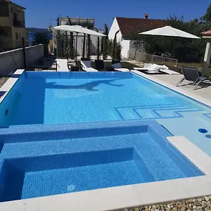 https://villa-lukas.hotelinzadar.com