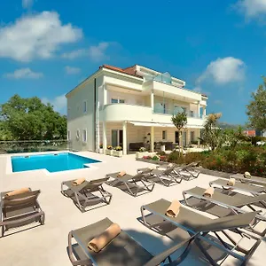 https://luxury-apartments-klara.splithotels.org